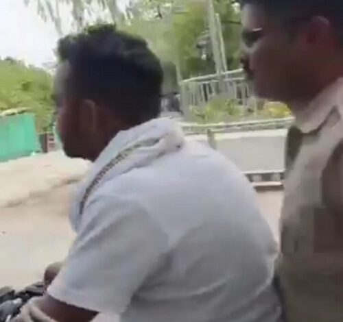 Lalitpur: While going to jail, the criminal himself drove the bike, a policeman sat behind him as a passenger, SP took strict action as soon as the video went viral