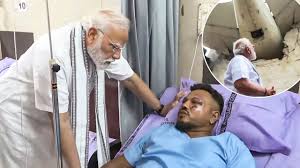 Ahmedabad Plane Crash: PM Modi met the injured in the civil hospital, also met Vishwas Kumar, the only passenger who survived the accident