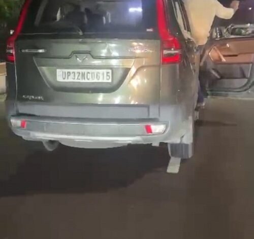 Lucknow: Stunt car drivers are inviting death at 1090 crossing, lives of pedestrians are also in danger!