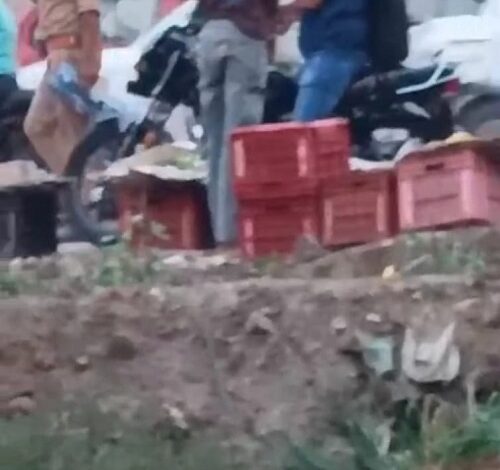 Lucknow: Jam due to mango shops at Nadarganj intersection, situation not improving even after police action