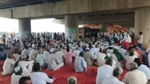 A Maha Panchayat was held under the Yamuna Expressway Tappal Interchange regarding various demands of the farmers. Thousands of farmers from Aligarh division participated in the Panchayat.