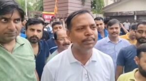 Lucknow: Parking of municipal corporation vehicles locked, sanitation workers sit on strike