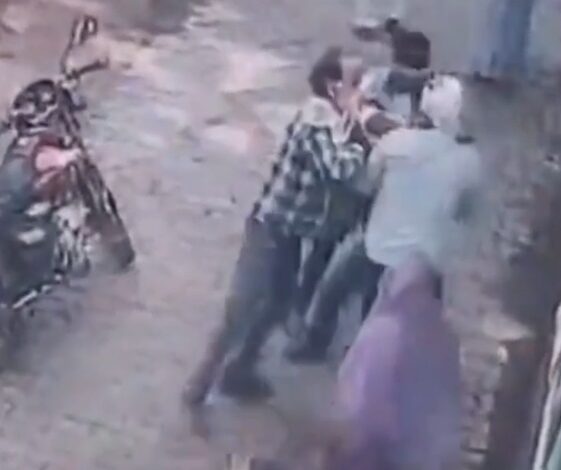 Ruckus in Hathras! A minor altercation turned into a violent clash – video goes viral!