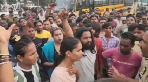 Aligarh Breaking: Eunuchs staged a naked protest at Eta Chungi crossing, demand for suspension of the entire police station, uproar