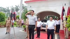 Ayodhya: Grand welcome to the newly arrived Commissioner Rajesh Kumar, will take charge of the division with guard of honor