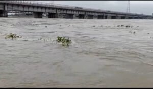 Ganga river is in spate in the pilgrimage town, villagers are worried about the danger of floods - panic created due to sinking of two boats!