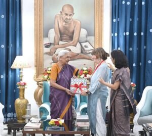 The Vice Chancellor of Varanasi informed Governor Anandiben Patel about the progress of the university