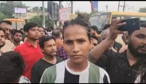 Aligarh Breaking: Eunuchs staged a naked protest at Eta Chungi crossing, demand for suspension of the entire police station, uproar