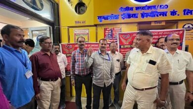 Insurance employees under the leadership of United Front demonstrated at the regional office.