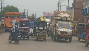 Hathras Roadways bus stand became a web of jam! Ambulance got stuck, patient's breath stopped... then the sharp stick of khaki came in front!
