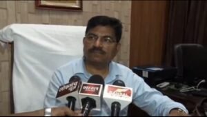 Kanpur: Former CMO Dr. Haridatt Nemi, who returned after being reinstated by the High Court, is sitting in the same office with the current CMO Dr. Udaynath on different chairs