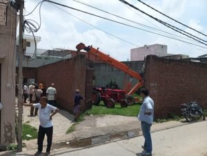 Stick of law: Illegal occupation of retired officer's land in Vinod Vihar removed, victim demanded strict action against the accused from DM