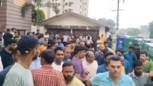 Lucknow: Parking of municipal corporation vehicles locked, sanitation workers sit on strike