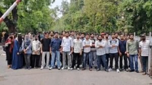 Aligarh: Strong protest by students in AMU against stopping of marksheet