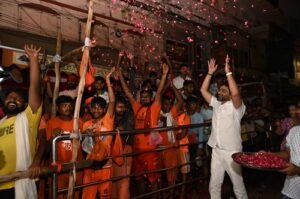 Police Commissioner, Commissionerate, Varanasi, Mohit Agarwal, District Magistrate Varanasi Satyendra Kumar, showered flowers on the devotees.