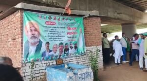 A Maha Panchayat was held under the Yamuna Expressway Tappal Interchange regarding various demands of the farmers. Thousands of farmers from Aligarh division participated in the Panchayat.