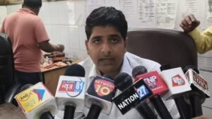 Student ate poisonous substance, widowed mother said with tears in her eyes: Husband is not there, daughter's life should be saved, teacher is accused of torture