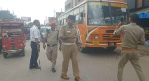 Hathras Roadways bus stand became a web of jam! Ambulance got stuck, patient's breath stopped... then the sharp stick of khaki came in front!