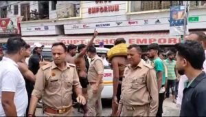 Muzaffarnagar: Kanwariyas got angry after bike collision, vandalized in front of police, video went viral