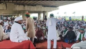 A Maha Panchayat was held under the Yamuna Expressway Tappal Interchange regarding various demands of the farmers. Thousands of farmers from Aligarh division participated in the Panchayat.