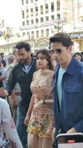 Lucknow: Siddharth Malhotra and Janhvi Kapoor reached for the promotion of the film 'Param Sundari', enjoyed the chaat of Lucknow