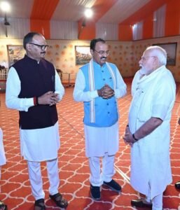 Varanasi: PM Modi inaugurated and laid the foundation stone of 52 projects worth 2183 crores in Kashi, gave a big gift to the farmers