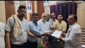 "The puncture repairer became a fake EO!" – He did a drama by becoming an officer on a government chair, the wires connected to the chairman created a stir, it is going viral on social media