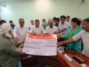 State Tourism and Culture Department and District Incharge Minister Jaiveer Singh Ji inspected the flood affected village of Tehsil Sadar, talked to the affected villagers, distributed flood relief kits