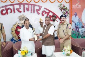 Social initiative of "Medicine Man of UP" Rajesh Singh Dayal, free health camp in Lucknow Jail, Cabinet Minister Dara Singh Chauhan was also present.