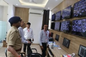 Cheating gangs killed in PET exam – DM-SP's strict inspection in Hathras, exam halls turned into fortresses, cunning people scared of officers' strictness!