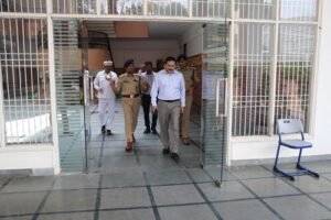 Cheating gangs killed in PET exam – DM-SP's strict inspection in Hathras, exam halls turned into fortresses, cunning people scared of officers' strictness!