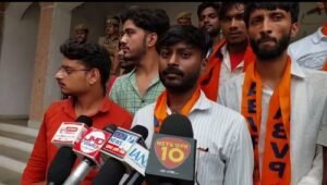 ABVP's uproar in Kannauj...! "Slogans of 'Down with education mafia' raised in front of the education minister"