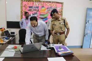 Cheating gangs killed in PET exam – DM-SP's strict inspection in Hathras, exam halls turned into fortresses, cunning people scared of officers' strictness!