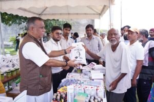 Social initiative of "Medicine Man of UP" Rajesh Singh Dayal, free health camp in Lucknow Jail, Cabinet Minister Dara Singh Chauhan was also present.
