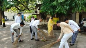 On the occasion of Gandhi Jayanti, District Panchayat President Roli Singh hoisted the flag and garlanded the pictures of Mahatma Gandhi and Lal Bahadur Shastri.